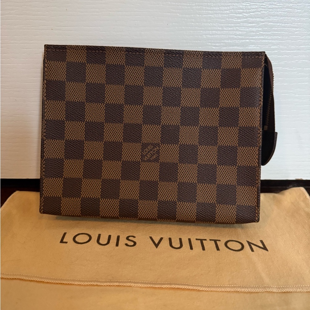 $7OO Louis Vuitton Toiletry 19 in Damier Ebene
